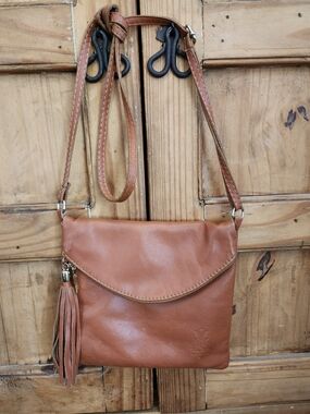 Vera Pelle Tan Leather Crossbody Bag with Tassel